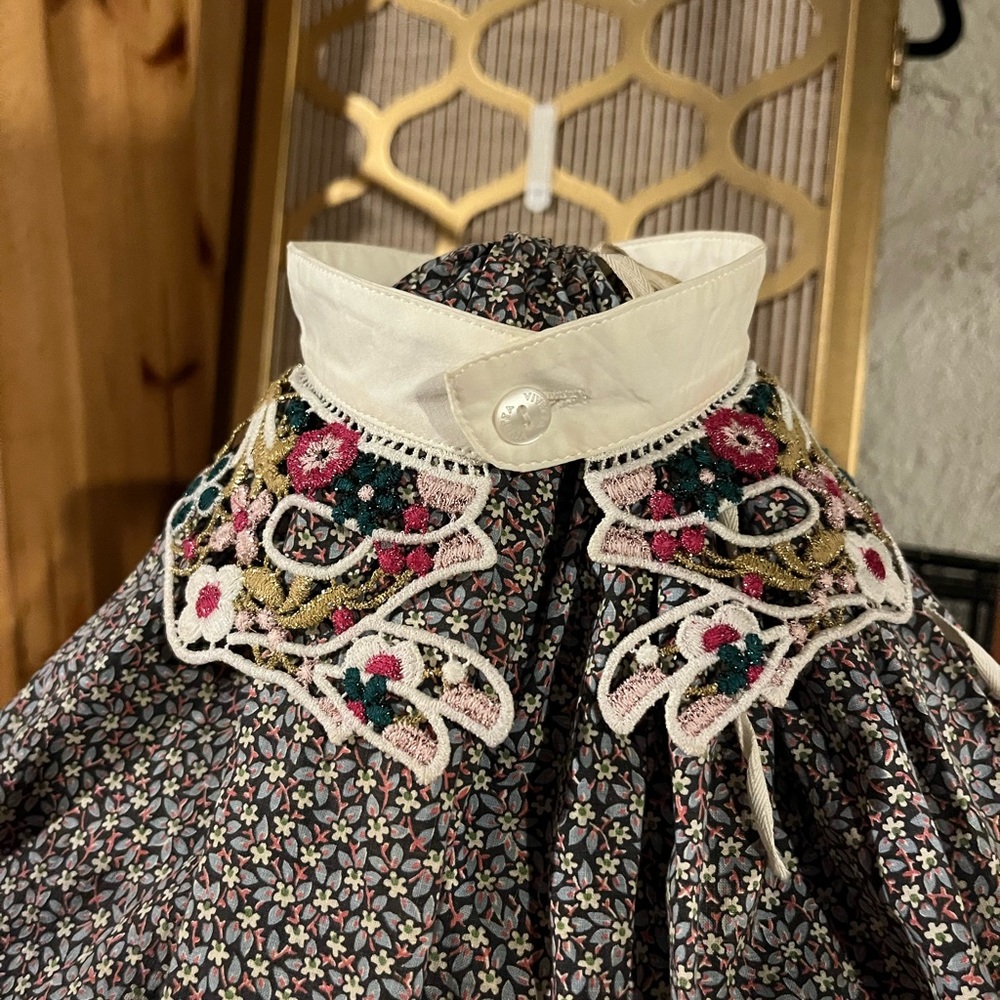 Hand shaped collar with floral embroidery (Barneys)